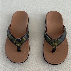 Vionic Women’s Tide Comfort flip flop, Black Camo leather, Size 6, NWT